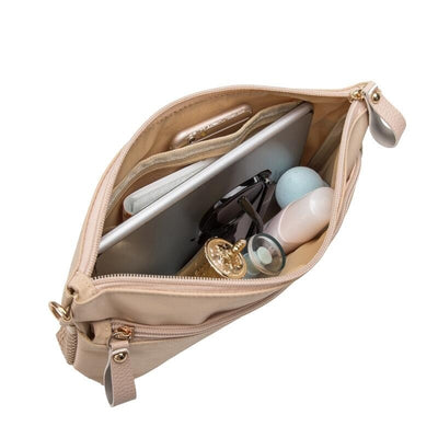 How to use the storage pockets to organize your handbag?